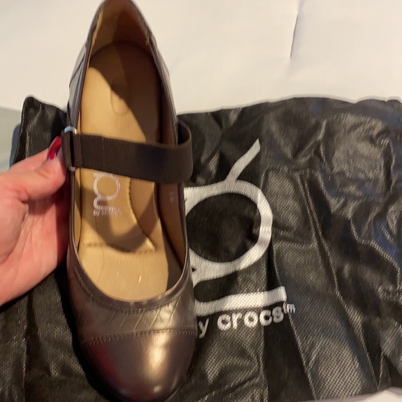 You by Crocs - Picture 2 of 3